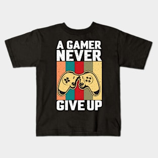 A gamer never give up Kids T-Shirt